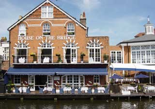 The House on the Bridge offers free moorings for diners