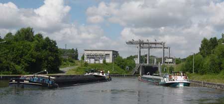Barge traffic at lock Viesville