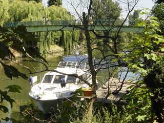 Moored by the derelict barge at the Hostellerie de Bon Vivant