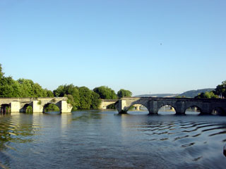 The vieux pont at Limay has been replaced by the "new" 5m clearance bridge in the background