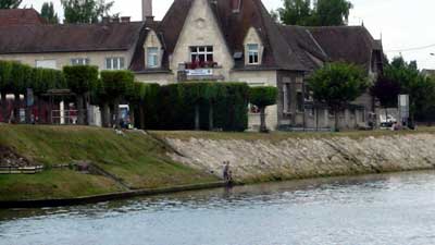 The tricky moorings at Pont St Maxence were better suited to fishing than mooring