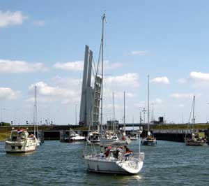 Yachts jostling for position at Zandkreeksluis