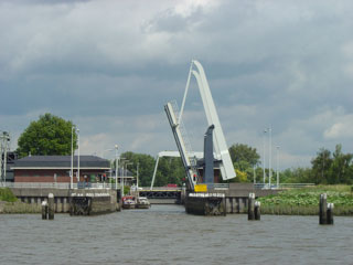 The Juliansluis south of Gouda operated quicky and efficiently