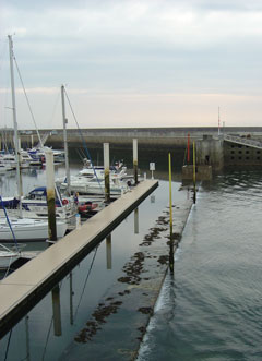 With the sill closed, the marina is protected from wash in the commercial harbour