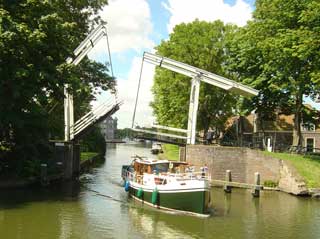 The Kettingbrug is opened manually by the uniformed harbour master