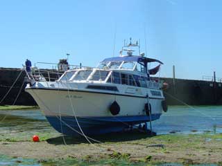 Setting the mooring lines is easy at low water