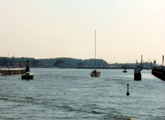 Yachts  must go between the main channel and the recreation buoys