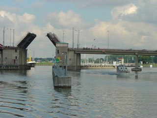 Motorboats can take the fixed span at the Schellingwouderbrug