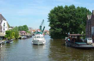 The fleet makes its way into the centre of Leiden