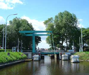 Nieuwpoort's Graven lock operates three hours either side of hour water