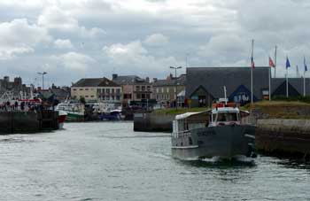 The amphibious "Tatihou" ducq comes to meet us an arrival at St Vaast