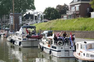 The dinghy makes a poor fendy at Schoonhoven's Voorhaven